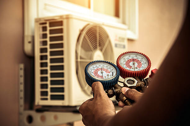 Professional Air Conditioning Service technician working in Bridgeview, IL